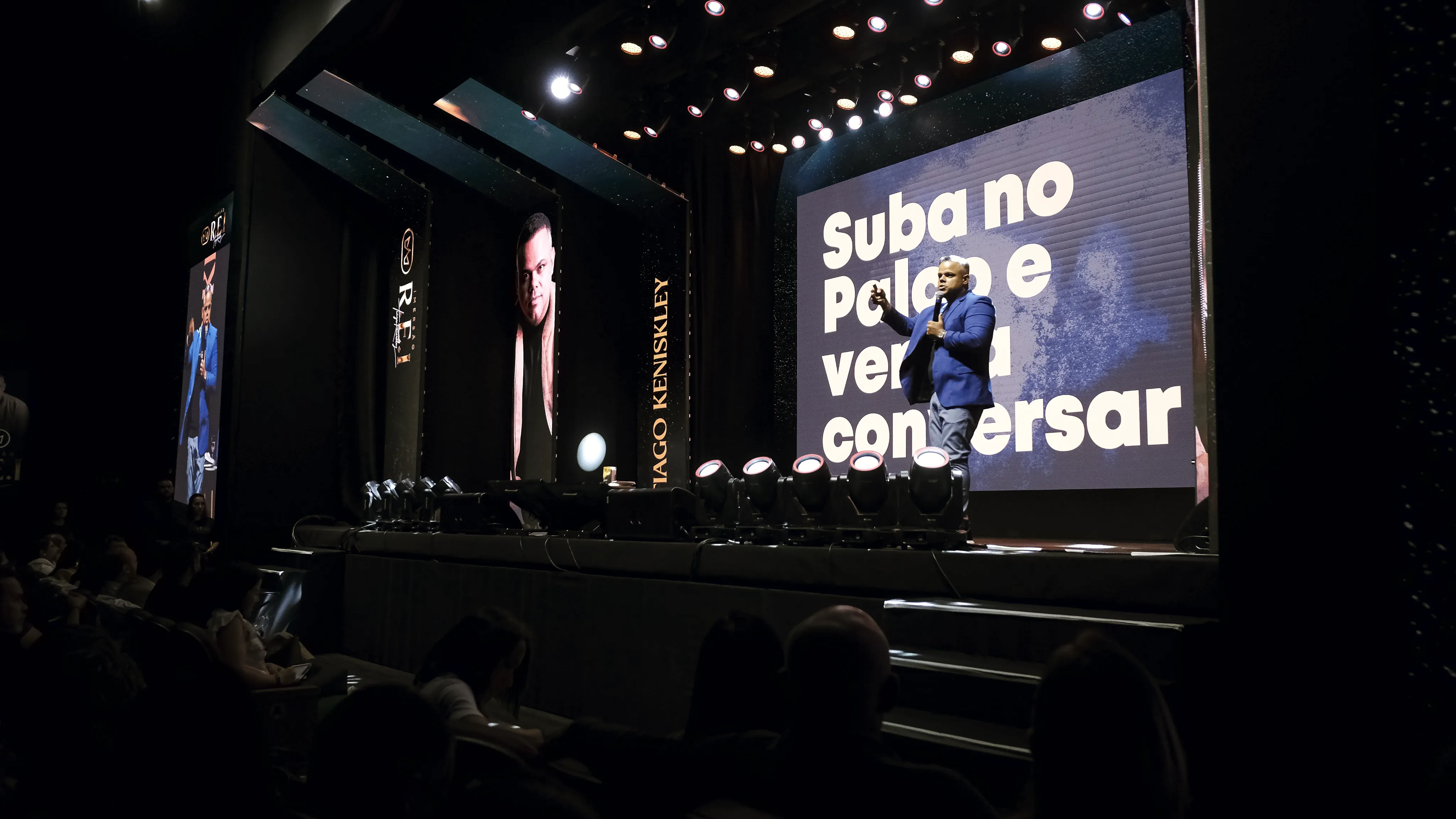 Tiago Keniskley conduzindo uma palestra no palco